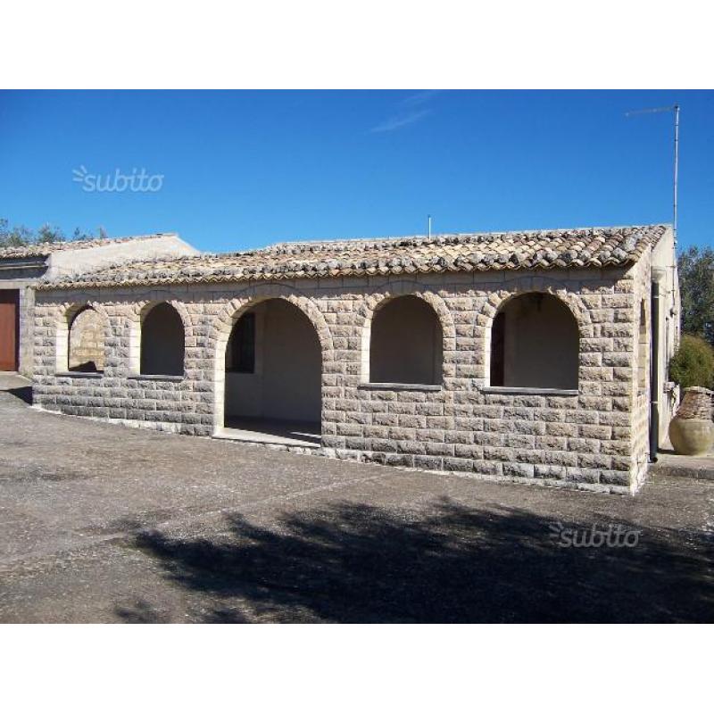 Casa con terreno a noto