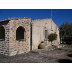 Casa con terreno a noto