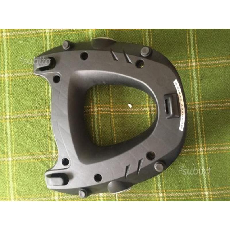 Attacco piastra universale bauletto da moto givi