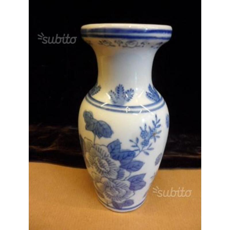 Piccolo vaso h. cm 16 porcellana bianca e blu