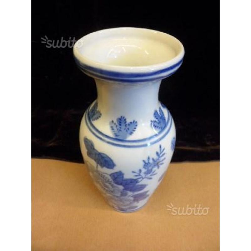 Piccolo vaso h. cm 16 porcellana bianca e blu