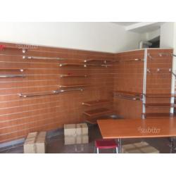 Arredo completo per negozio abbigliamento