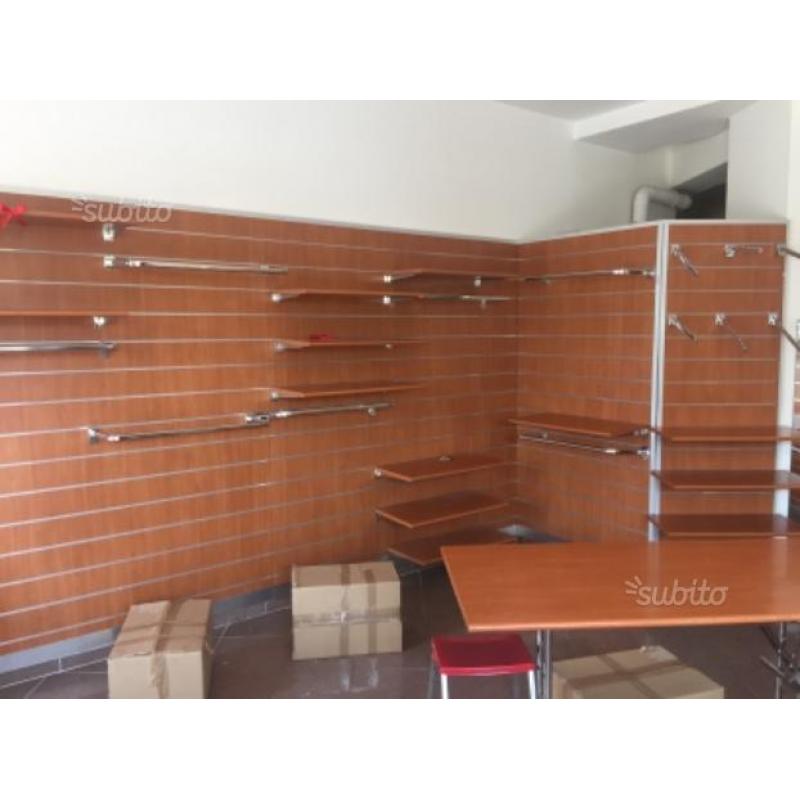 Arredo completo per negozio abbigliamento